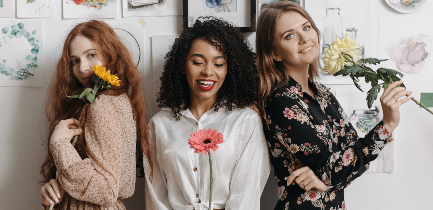 imagem de três mulheres com flores